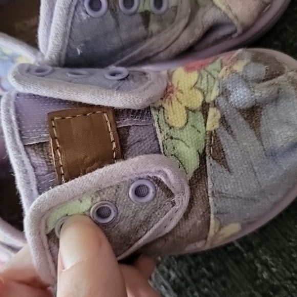 TOMS Slip-on Hawaiian Floral Sneakers - T6 - Picture 6 of 7